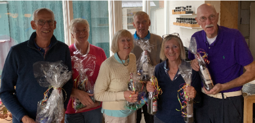 Titia Frijlink en Andries de Vries maakten een birdie op hole 2. Carla Wittenberg maakte de neary op hole 2 en Marijke Keet op hole 8. Het was een reuze gezellige ochtend. In de wedstrijdvorm Scramble à Deux trotseerde twintig dappere teams vrolijk de storm, regen en gebruikelijke golftegenslagen. De ochtend begon al vroeg (8.45 uur) in het clubhuis met een koffie en een overdaad aan lekkere macarons. Na afloop was het gezellig opdrogen met z’n allen in het clubhuis.